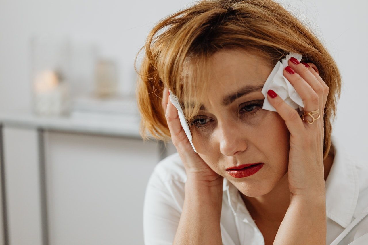 Mujer con las manos en la cabeza